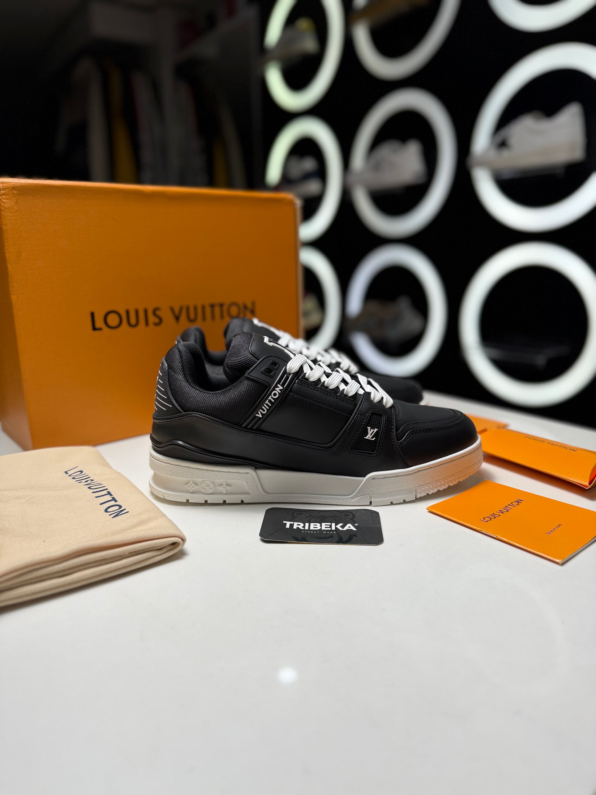 LV TRAINERS BLACK/WHITE SOLE