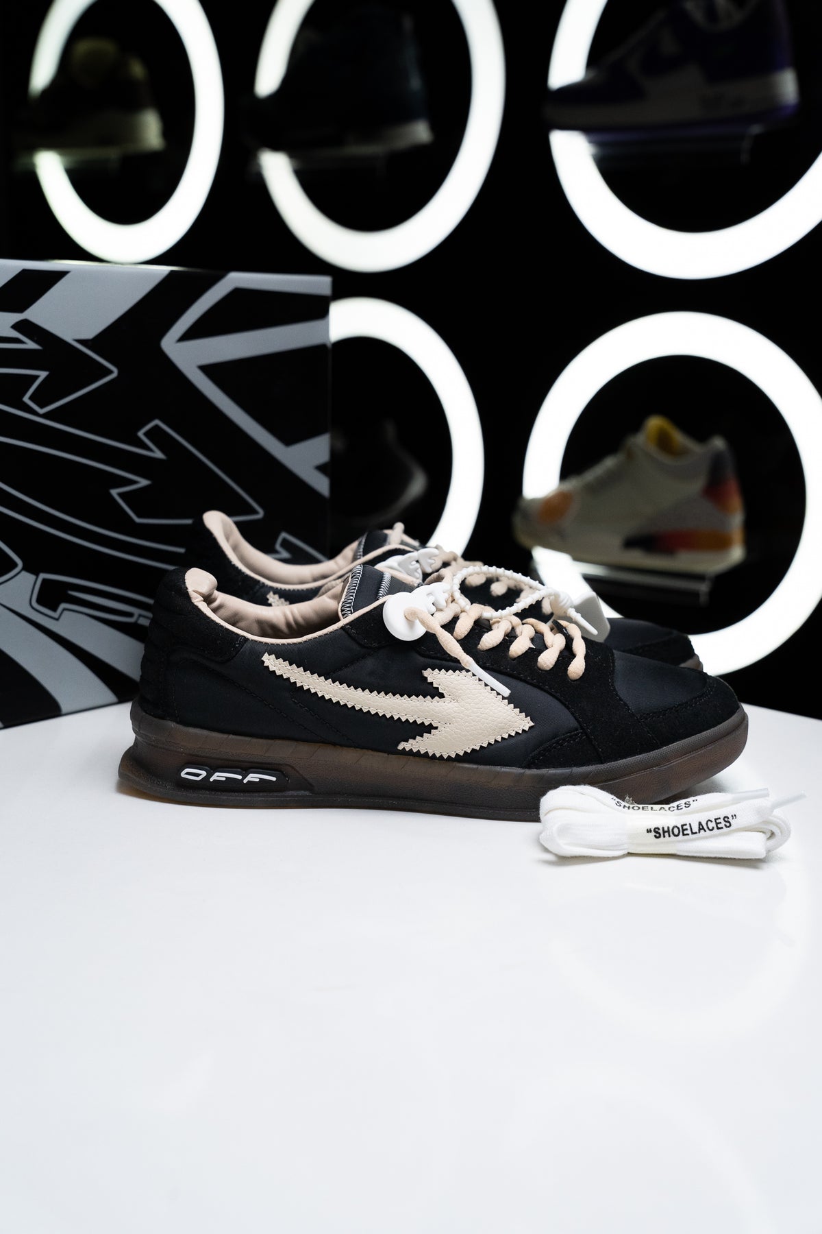 OFF WHITE END OF PLAYS "BLACK"