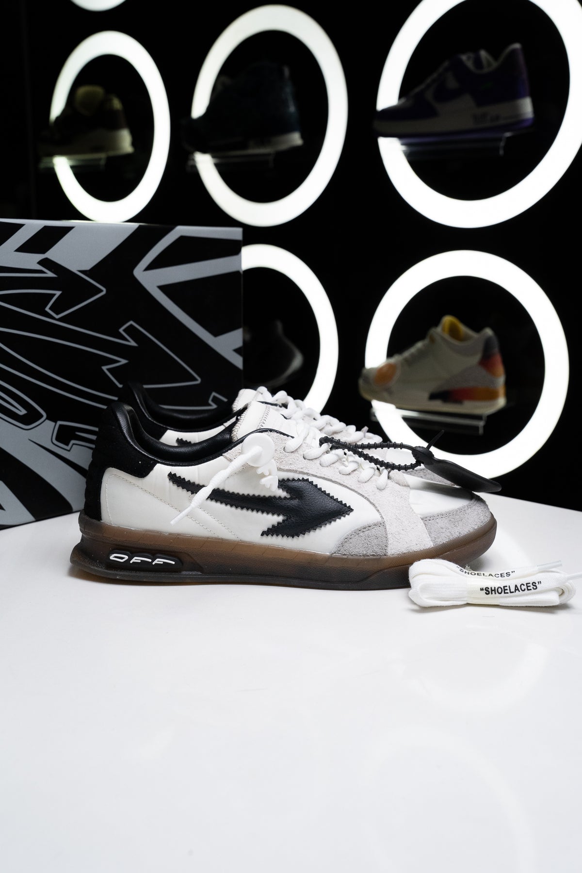 OFF WHITE END OF PLAYS "WHITE/BLACK'