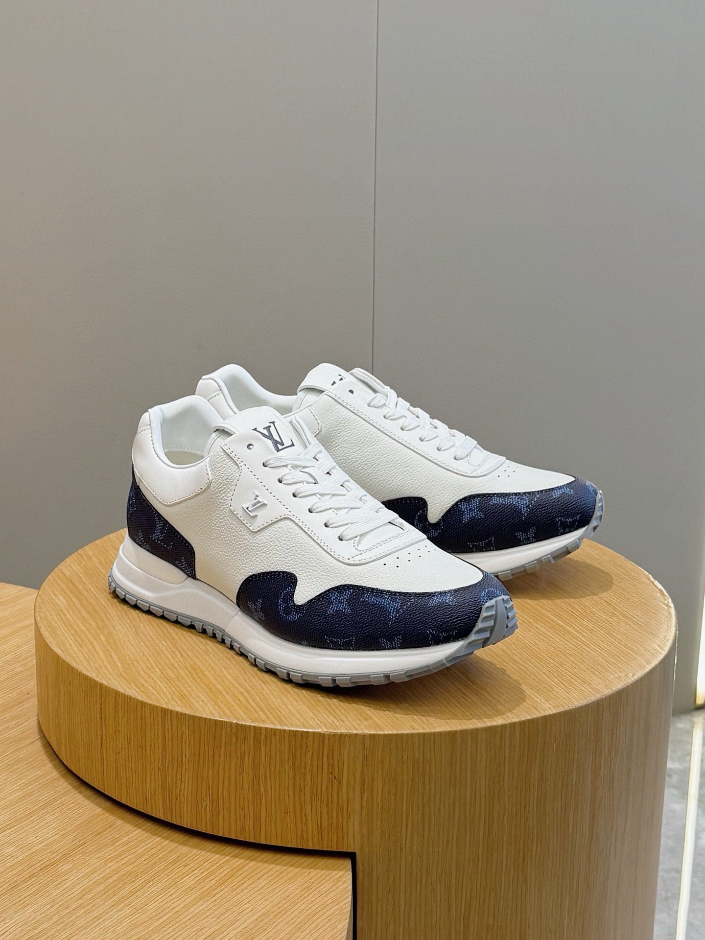 LOUIS VUITTON RUN AWAY MONOGRAM WHITE BLUE